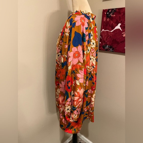 Entro Modern Multicolor Floral V Neck Top, size 2X - Picture 4 of 8